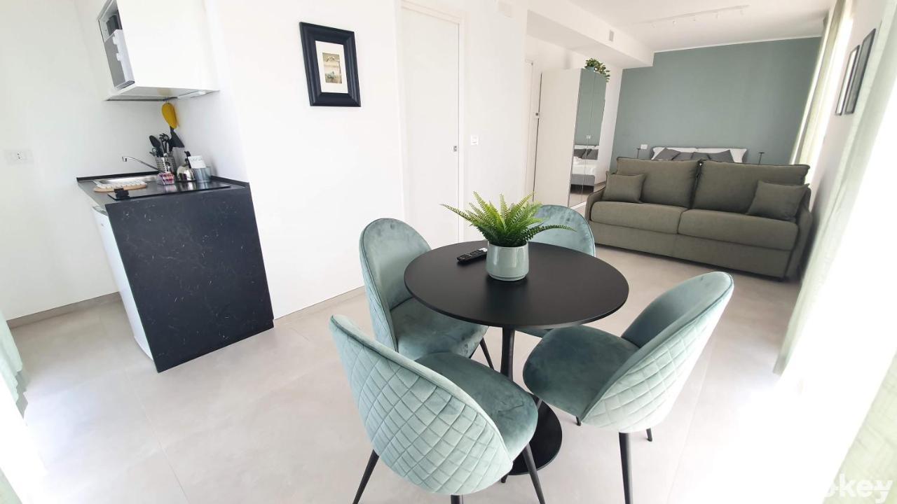 Villa Mediterranea Apartments - Seaview, Pool & Garden Bari Exteriör bild