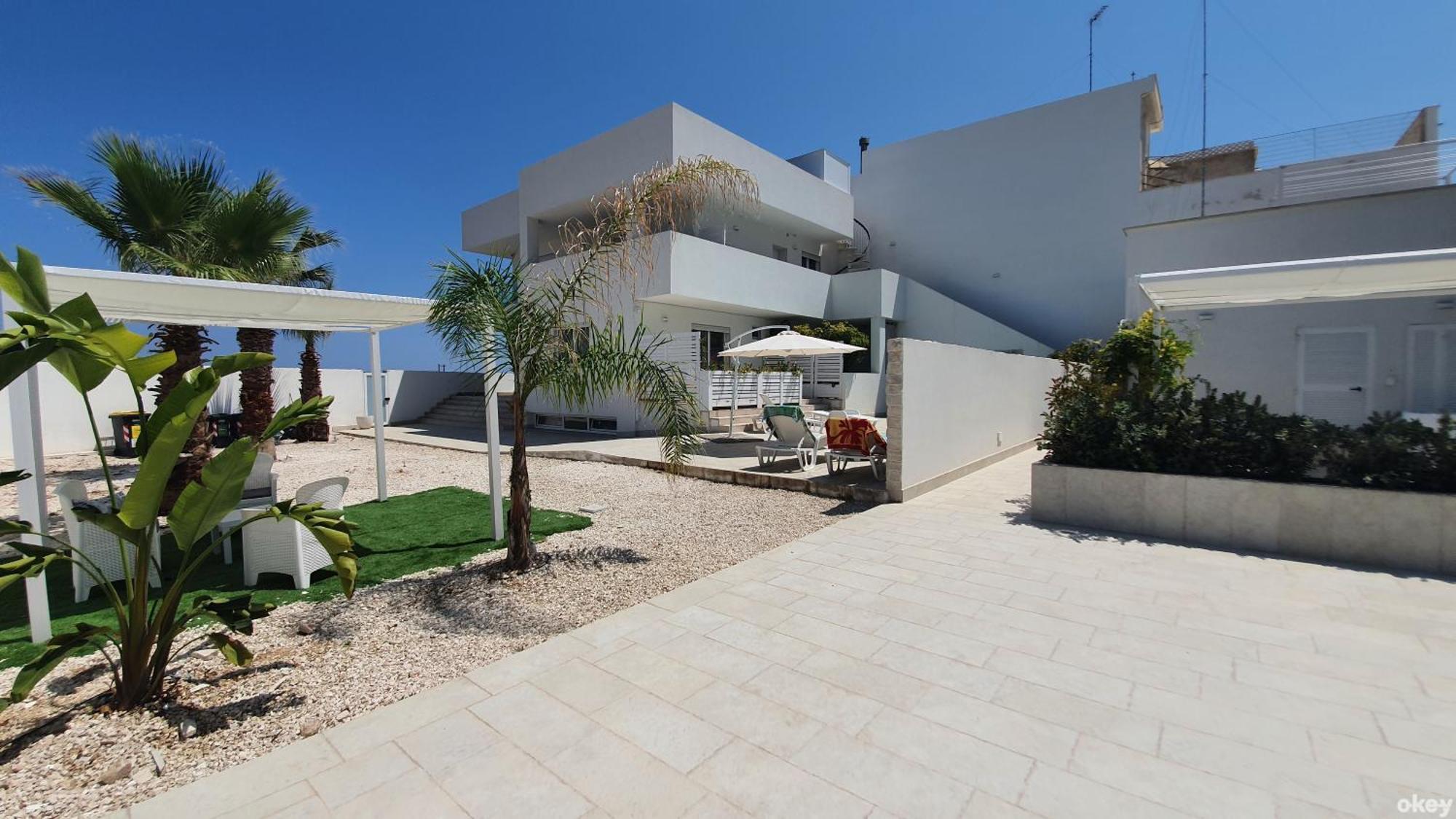 Villa Mediterranea Apartments - Seaview, Pool & Garden Bari Exteriör bild